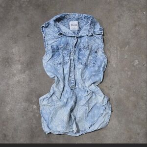 Mudd Light Blue Paisley Sleeveless Button-Down Top